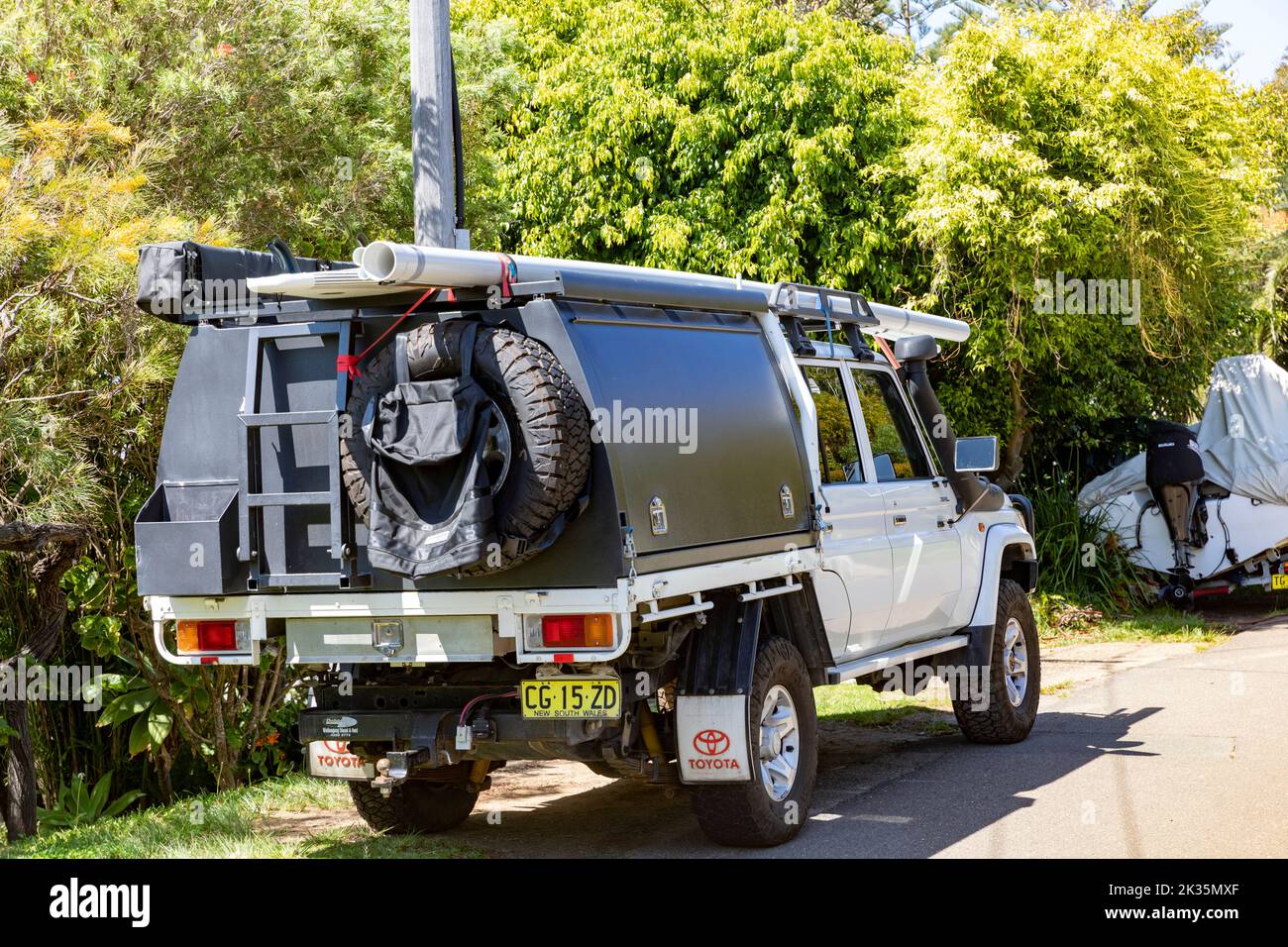 2013 Mesa Toyota Landcruiser con dosel estacionado en Palm Beach Sydney,NSW,Australia Foto de stock