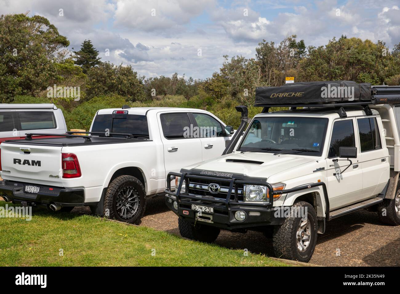 2016 Toyota Landcruiser estacionado junto a 2022 Ram 1500 Laramie en Palm Beach, Sydney, NSW, Australia Foto de stock