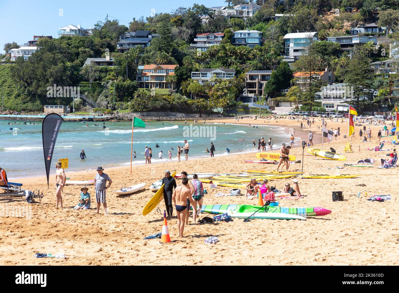 Palm Beach Sydney, personas que disfrutan de un cálido día de primavera en esta playa de Sydney, Nueva Gales del Sur, Australia Foto de stock