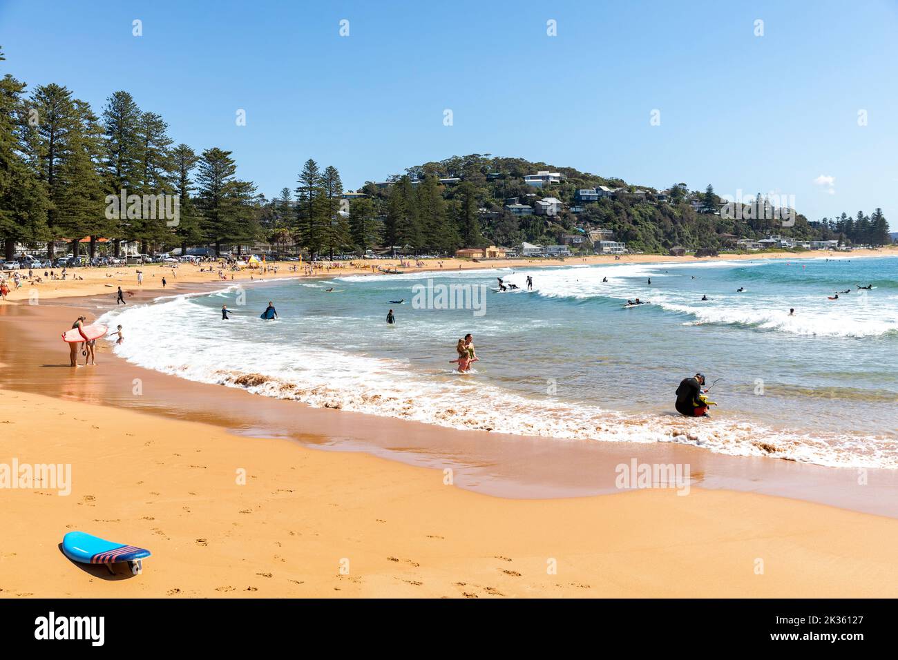 Los amantes de la playa disfrutan de un cálido día de primavera en Palm Beach en Sydney, Nueva Gales del Sur, Australia 2022 Foto de stock