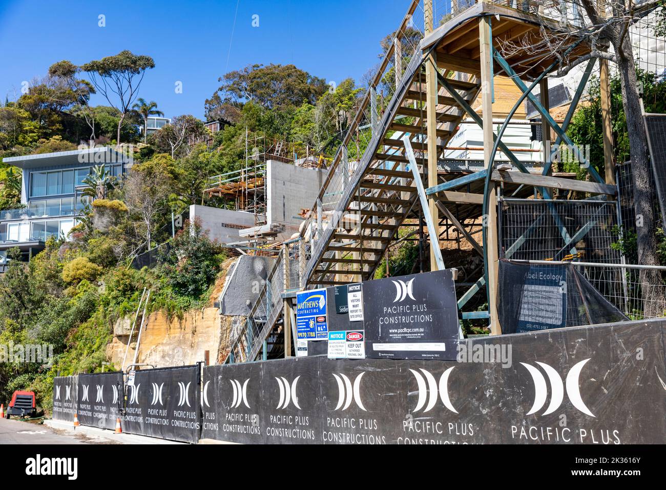 Construcción de un sitio de construcción para una nueva casa residencial en Whale Beach, Sydney, Australia, con excavación de roca profunda Foto de stock