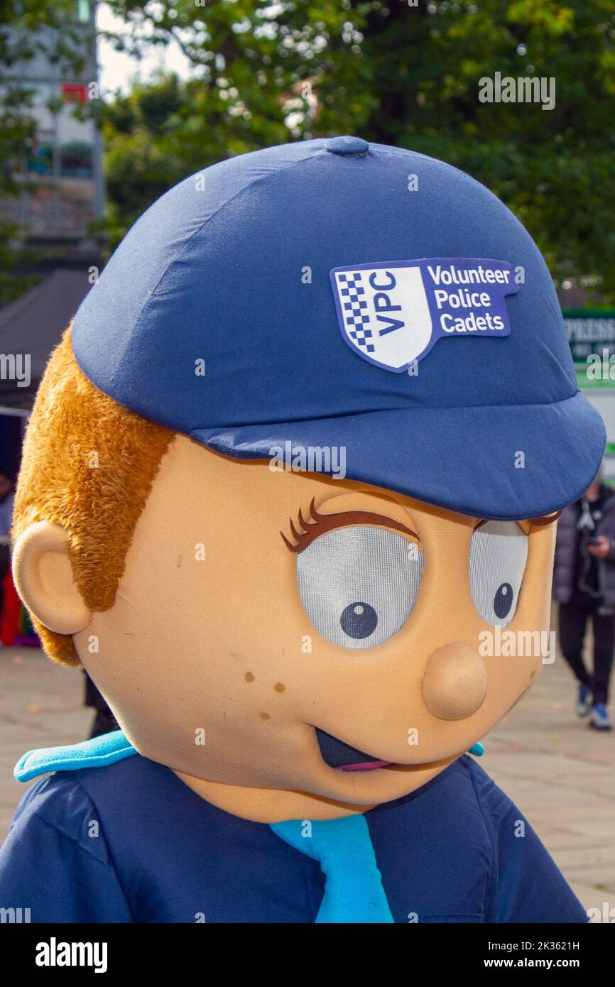 Cadete de Policía de Lancashire reclutando a una mascota en Preston, Reino Unido Foto de stock