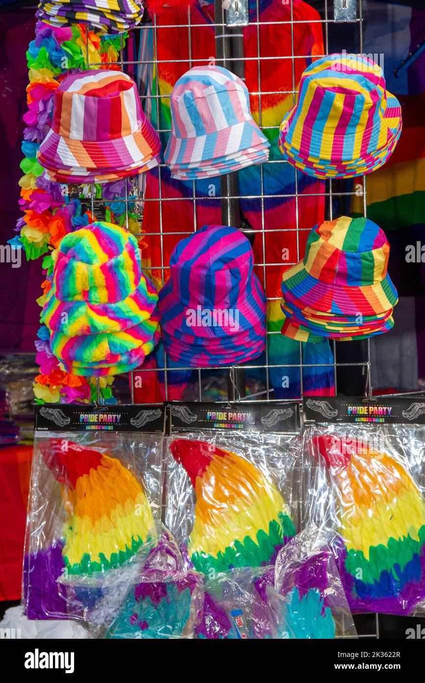 Gorras y gorro arcoiris. Mercadería LGBT promocional para la venta en Preston, Reino Unido Foto de stock