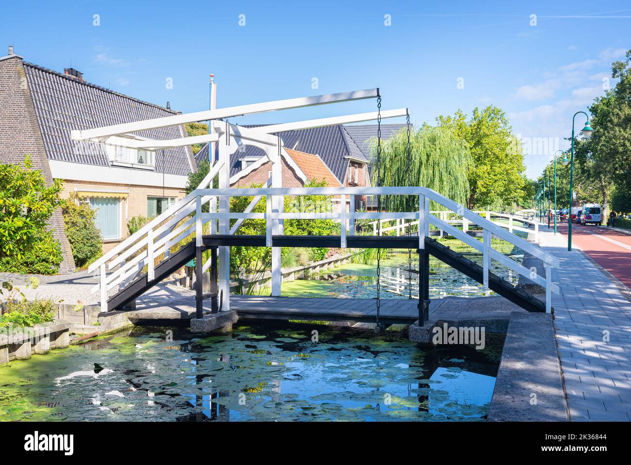 Vista pintoresca de un puente levadizo sobre un canal en el pueblo de Zoeterwoude-Dorp, cerca de la ciudad de Leiden en los Países Bajos. Foto de stock
