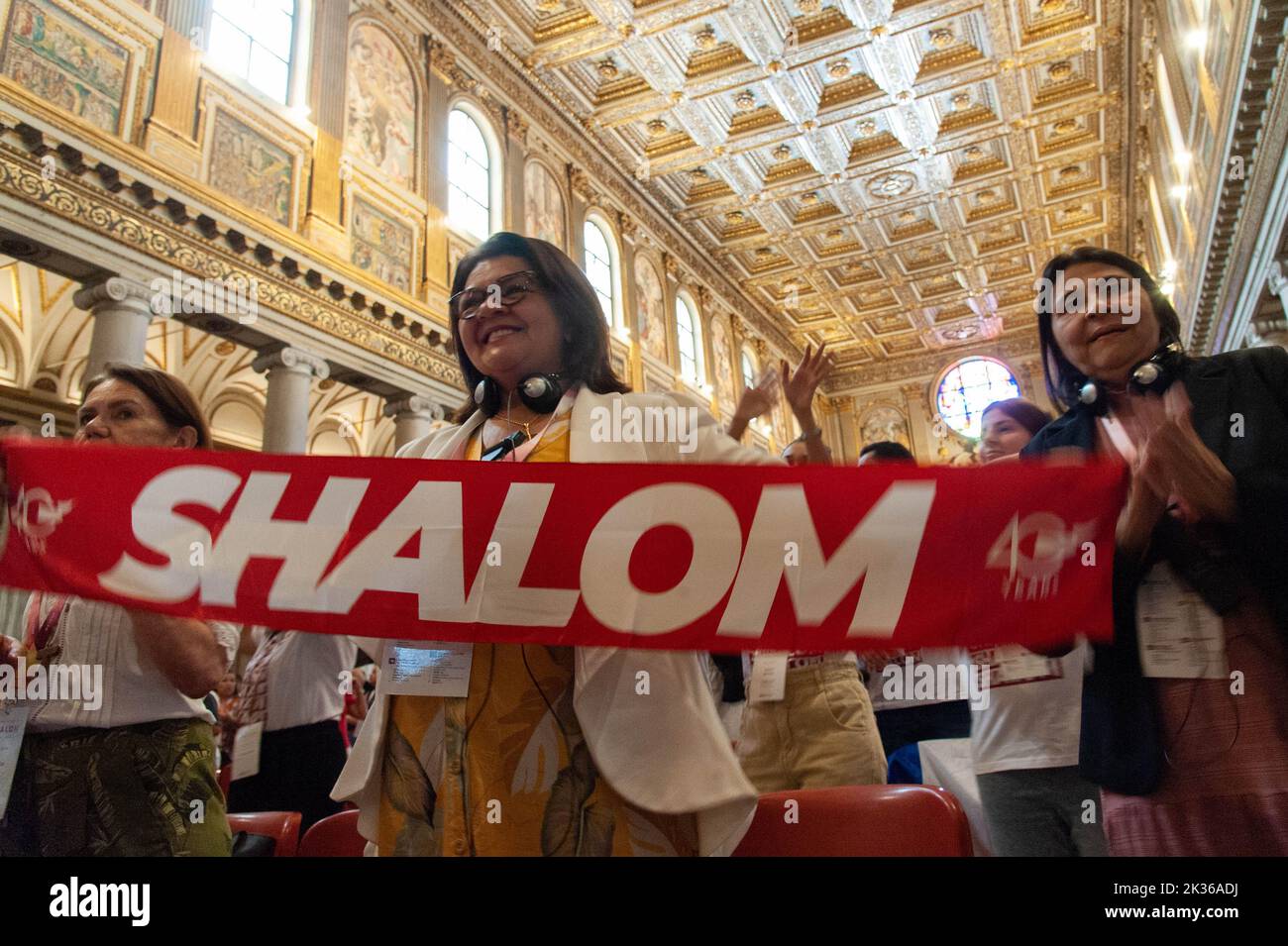 Bandeiras De Oração Com a Palavra Shalom Escritas Em Hebraico Com Fundo  Embaçado Em Israel Imagem de Stock - Imagem de palavra, xadrez: 234604215