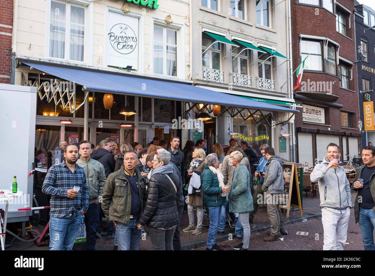 Gente limpiando una fiesta en un café en los Países Bajos Foto de stock