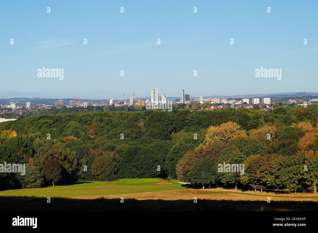 Una vista del horizonte de la ciudad de Leeds con grúas torre en los lugares de construcción Foto de stock