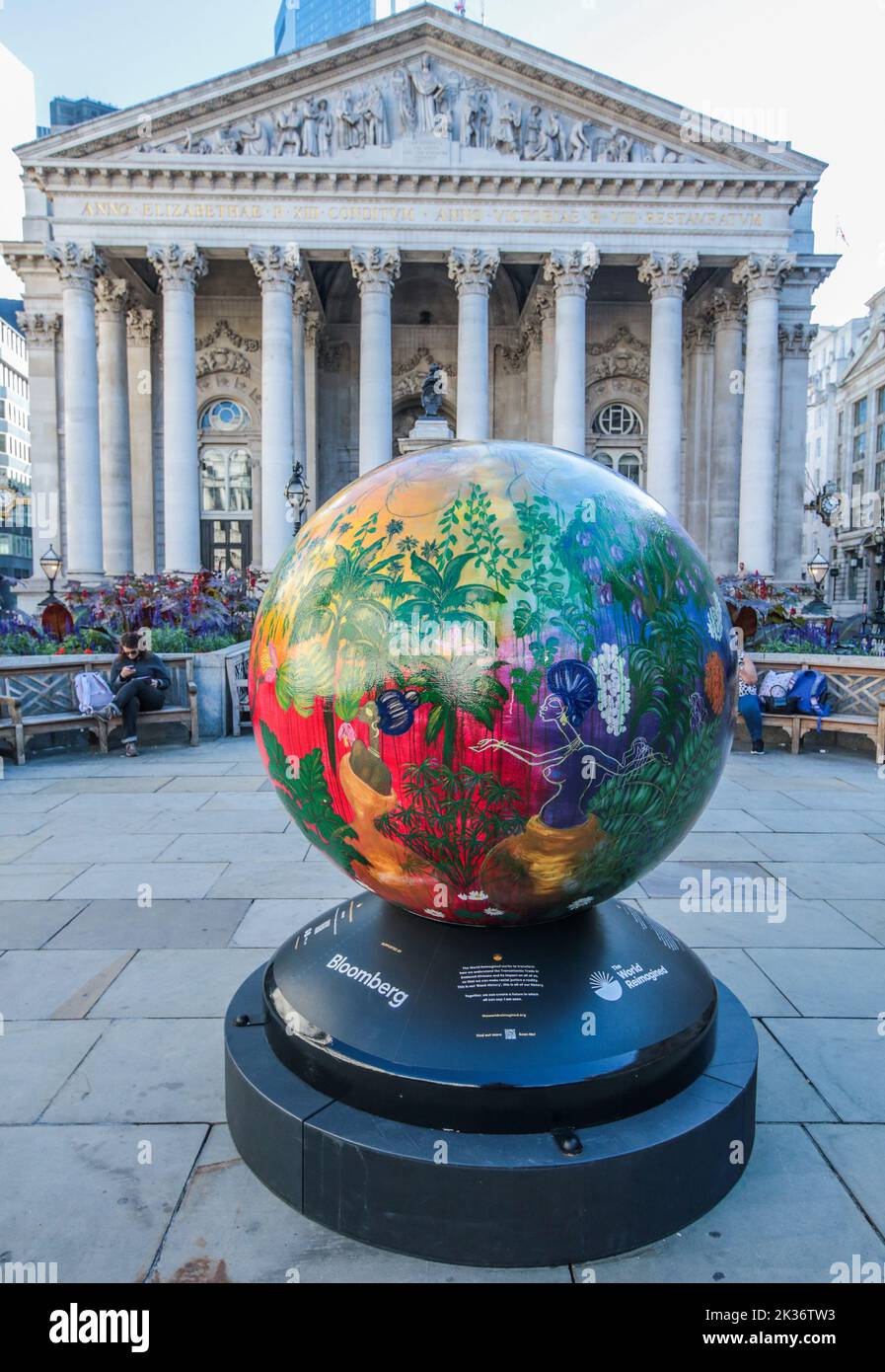 Londres, Reino Unido 25 de septiembre de 2022 The Timeless Cosmic Calabash/Gourd(s): Estaremos arreglando este mundo roto Por Foluso Oguntoy Los globos forman parte de un proyecto que quiere que todos pensemos más profundamente en este atroz capítulo en nuestra historia compartida. El comercio transatlántico de esclavos fue abolido hace mucho tiempo, pero sus efectos se redujeron a nuestro propio tiempo. La injusticia racial y la desigualdad no han desaparecido.Paul Quezada-Neiman/Alamy Live News Foto de stock