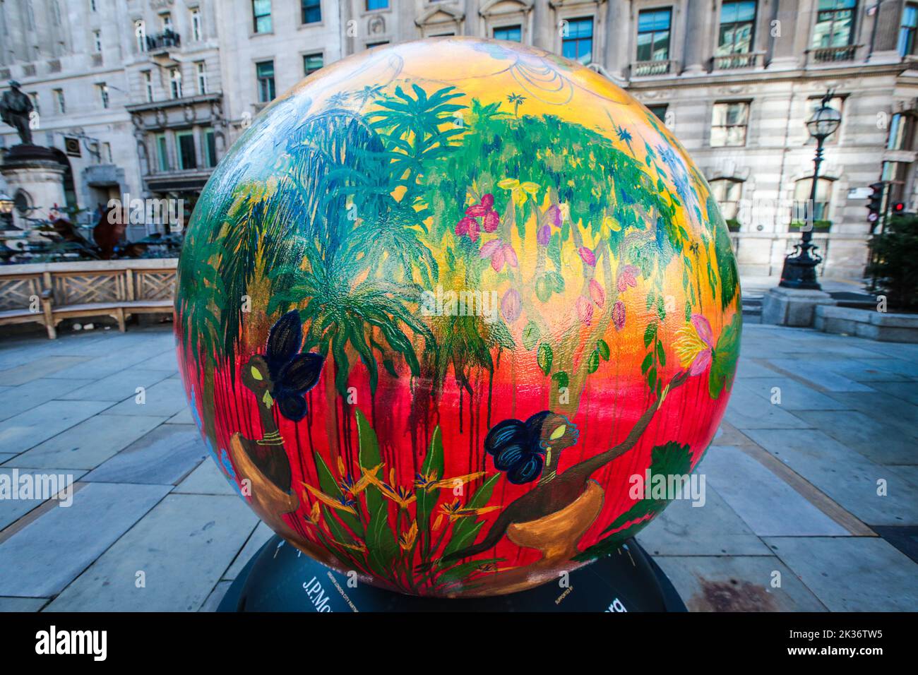 Londres, Reino Unido 25 de septiembre de 2022 The Timeless Cosmic Calabash/Gourd(s): Estaremos arreglando este mundo roto Por Foluso Oguntoy Los globos forman parte de un proyecto que quiere que todos pensemos más profundamente en este atroz capítulo en nuestra historia compartida. El comercio transatlántico de esclavos fue abolido hace mucho tiempo, pero sus efectos se redujeron a nuestro propio tiempo. La injusticia racial y la desigualdad no han desaparecido.Paul Quezada-Neiman/Alamy Live News Foto de stock