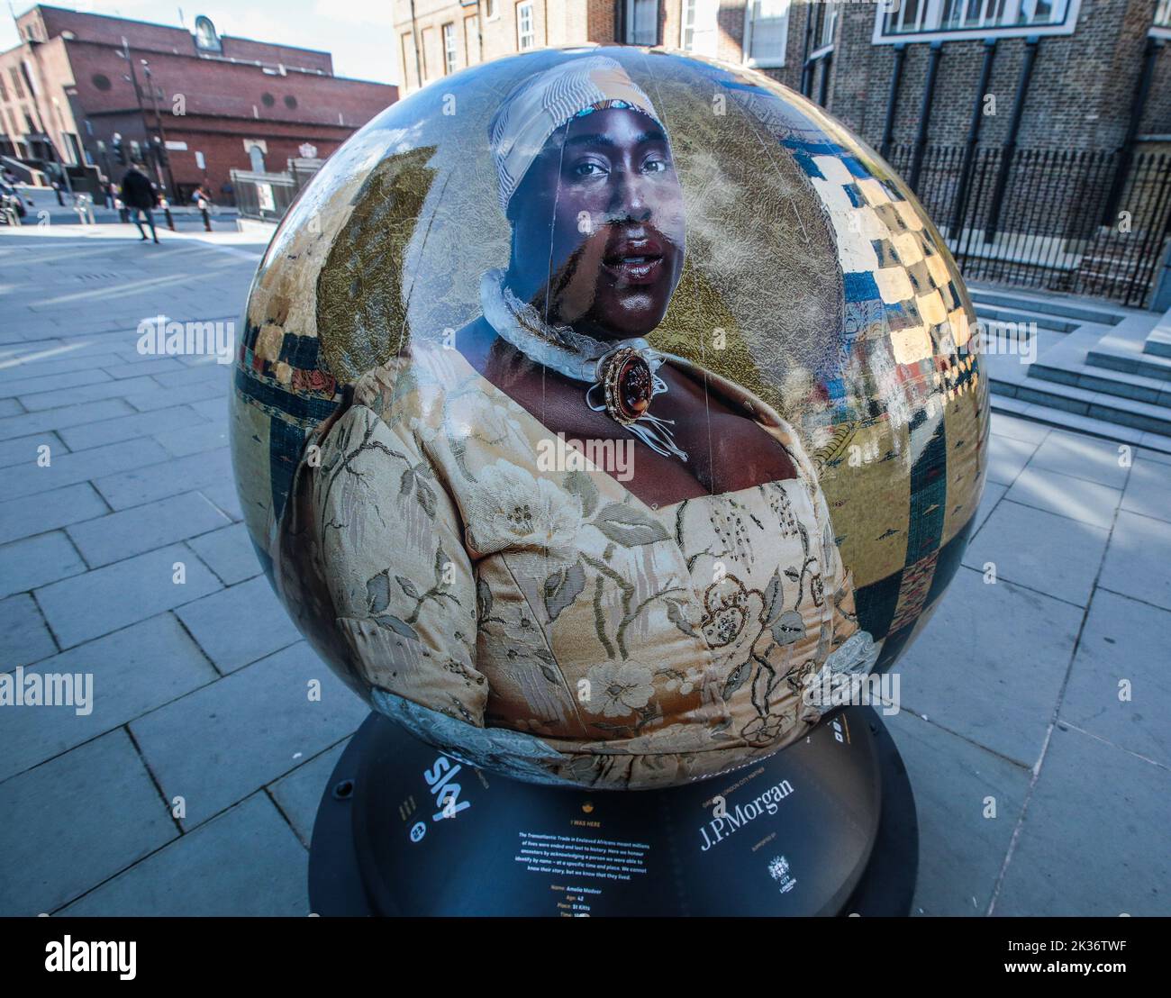 Londres Reino Unido 25 de septiembre de 2022 El camino a la libertad, oculto a la vista por Asiko Okelarin, los globos terráqueos son parte de un proyecto que quiere que todos pensemos más profundamente en este atroz capítulo de nuestra historia compartida. El comercio transatlántico de esclavos fue abolido hace mucho tiempo, pero sus efectos se redujeron a nuestro propio tiempo. La injusticia racial y la desigualdad no han desaparecido.Paul Quezada-Neiman/Alamy Live News Foto de stock