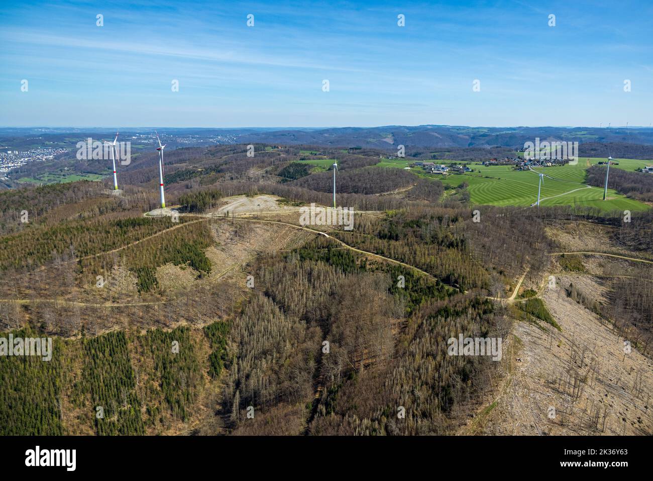 Vista aérea, turbinas de viento en la zona forestal con daños forestales en Hohenlimburg, Hagen, área de Ruhr, Renania del Norte-Westfalia, Alemania, DE, Europa, Aerial ph Foto de stock