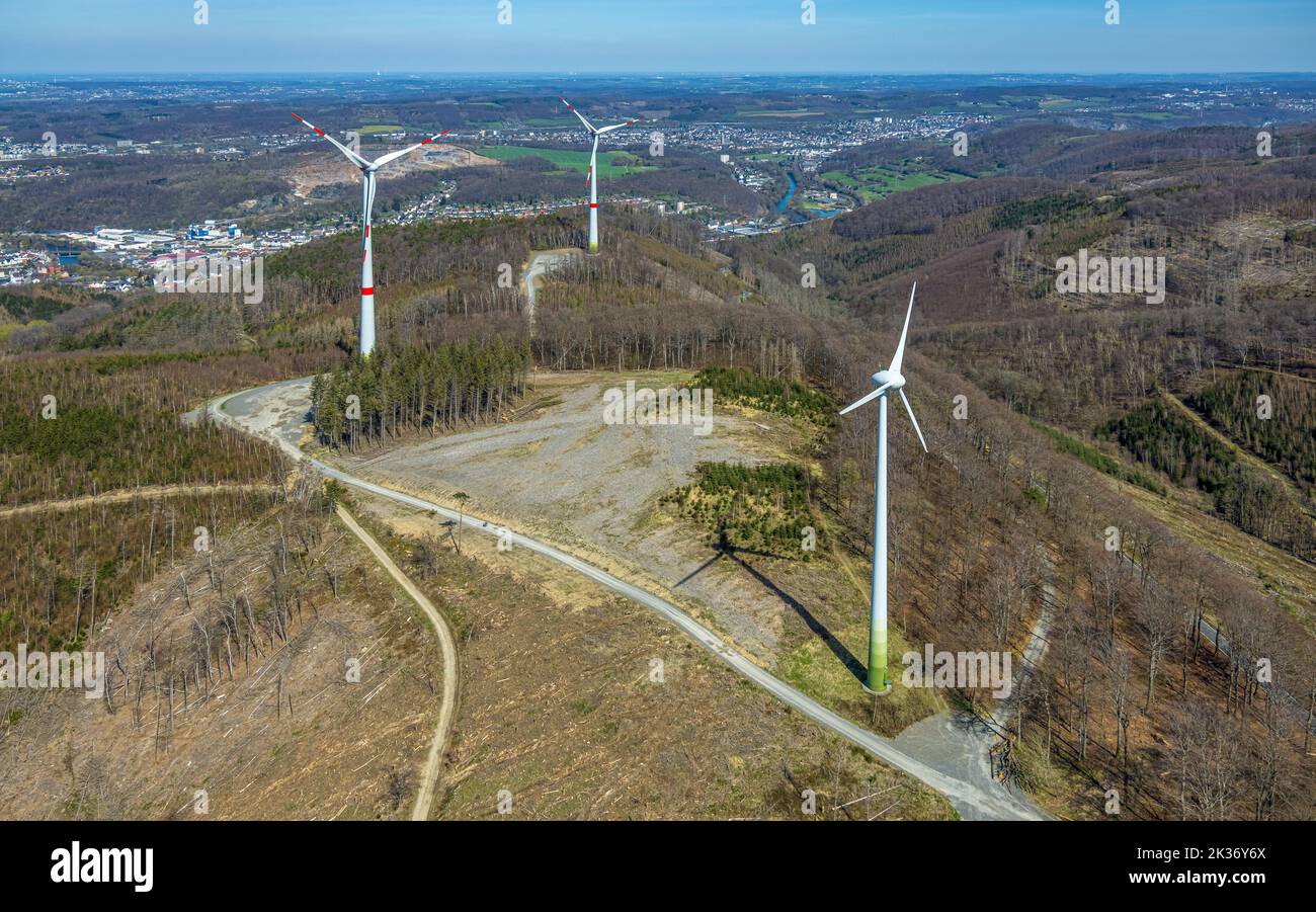 Vista aérea, turbinas de viento en la zona forestal con daños forestales en Hohenlimburg, Hagen, área de Ruhr, Renania del Norte-Westfalia, Alemania, DE, Europa, Aerial ph Foto de stock
