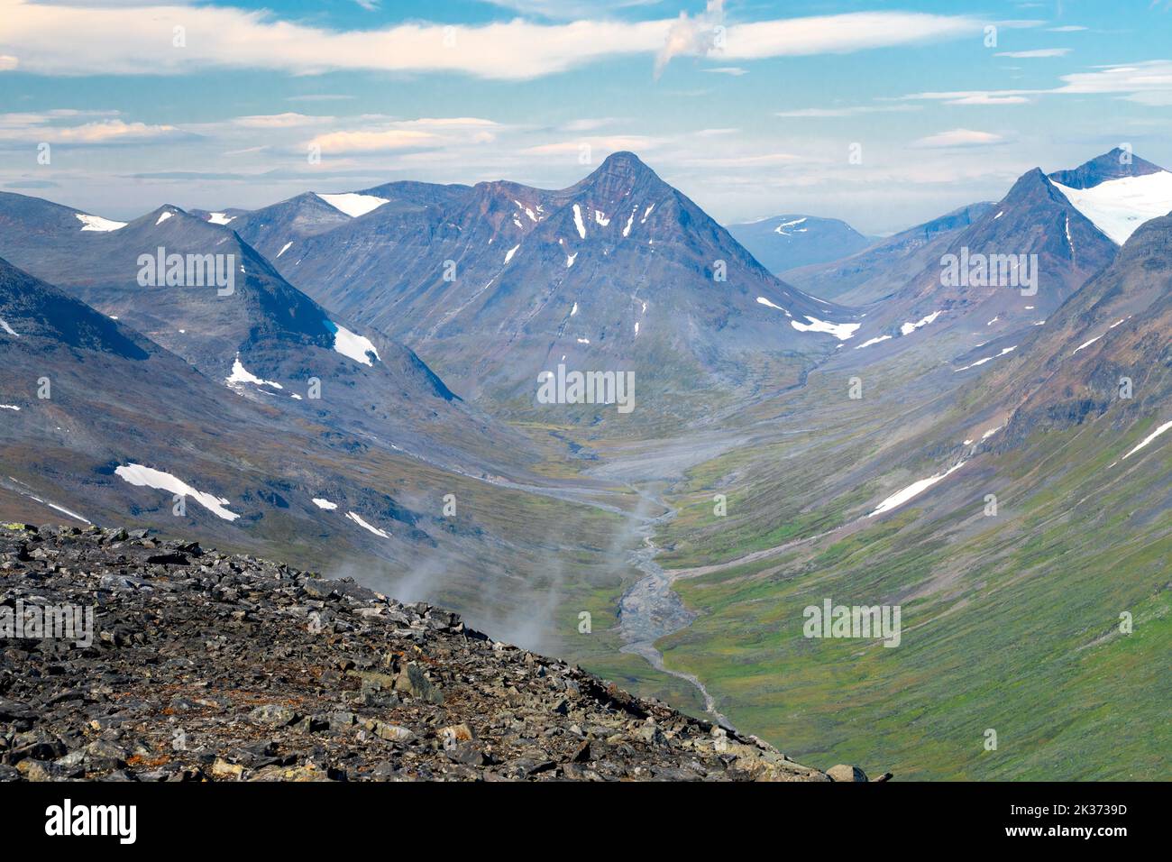Vasto paisaje ártico del Parque Nacional Sarek en Laponia, Suecia, visto desde la cima de la montaña Naite. Aventura al aire libre en Laponia. Senderismo en remoto Foto de stock