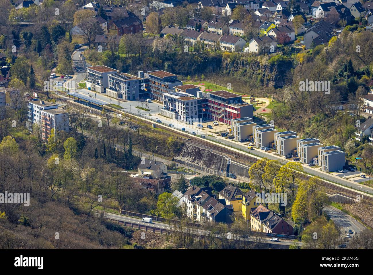 Vista aérea, nueva zona residencial de desarrollo Alter Steinbruch en Walter-Freitag-Straße, estación de tren de Herdecke, Herdecke, área de Ruhr, Rin del Norte-Oeste Foto de stock