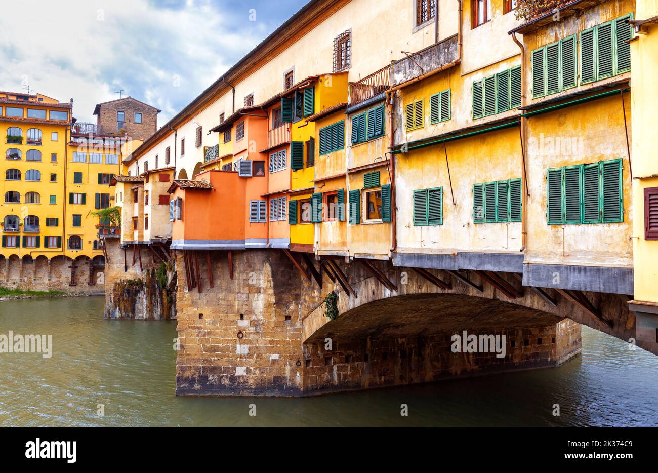 Ponte Vecchio sobre el río Arno, Florencia, Italia, Europa. El viejo puente con tiendas de regalos y casas es famoso punto de referencia de Florencia. Concepto de Toscana, medi Foto de stock