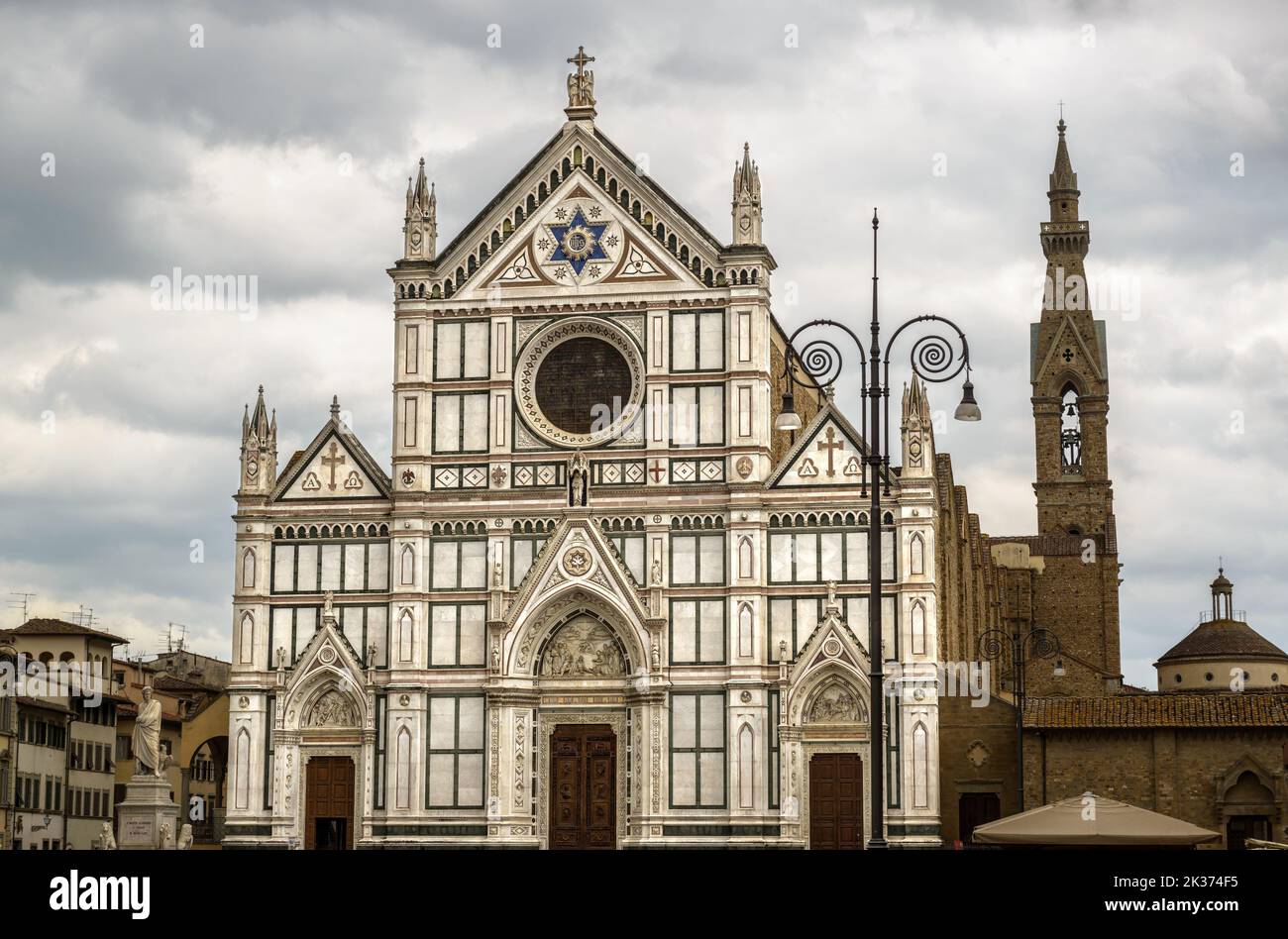 Basilica di Santa Croce en Florencia, Italia, Europa. Antigua iglesia de Santa Croce (Santa Cruz), monumento renacentista y lugares de interés de Florencia, bajo dram Foto de stock