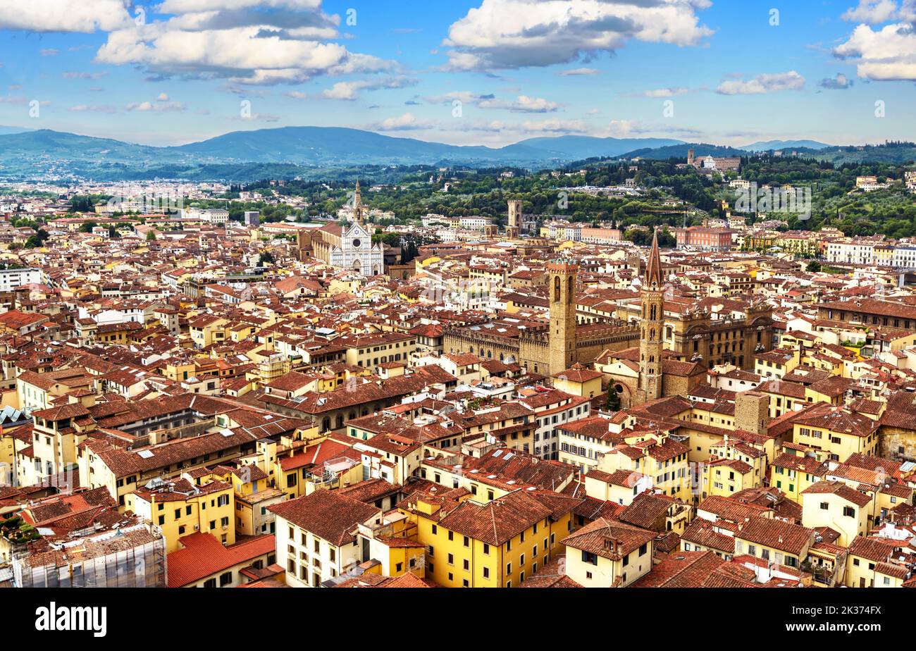 Florencia vista desde la cima del Duomo, Italia, Europa. Paisaje de la ciudad vieja en Toscana, paisaje de las casas de Florencia en verano. Horizonte de Florencia con cielo azul. T Foto de stock