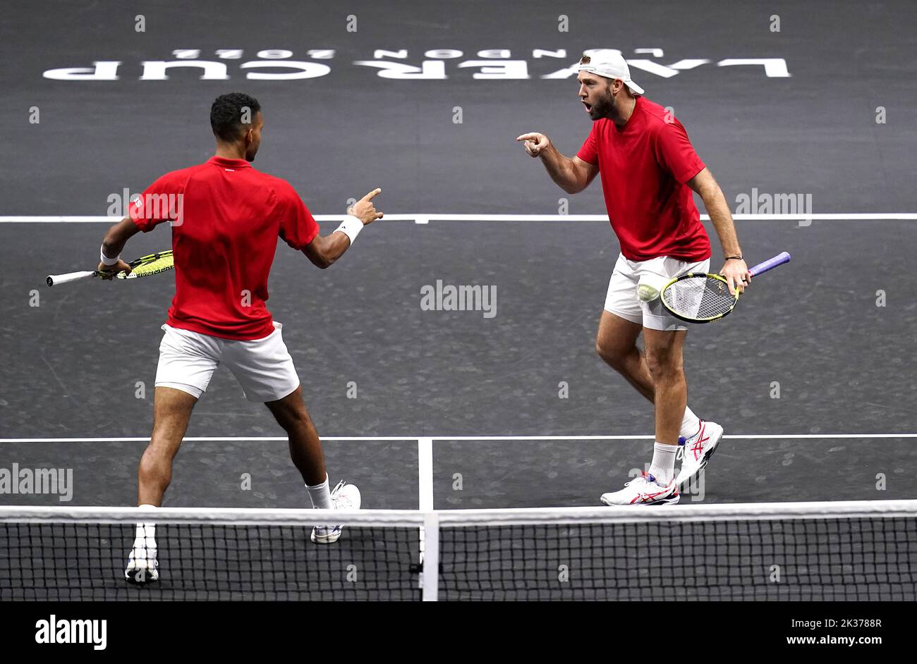 Felix Auger Aliassime (izquierda) y Jack Sock celebran un punto contra Andy Murray y Matteo Berrettini en el partido de dobles del tercer día de la Copa Laver en el O2 Arena, Londres. Fecha de la foto: Domingo 25 de septiembre de 2022. Foto de stock