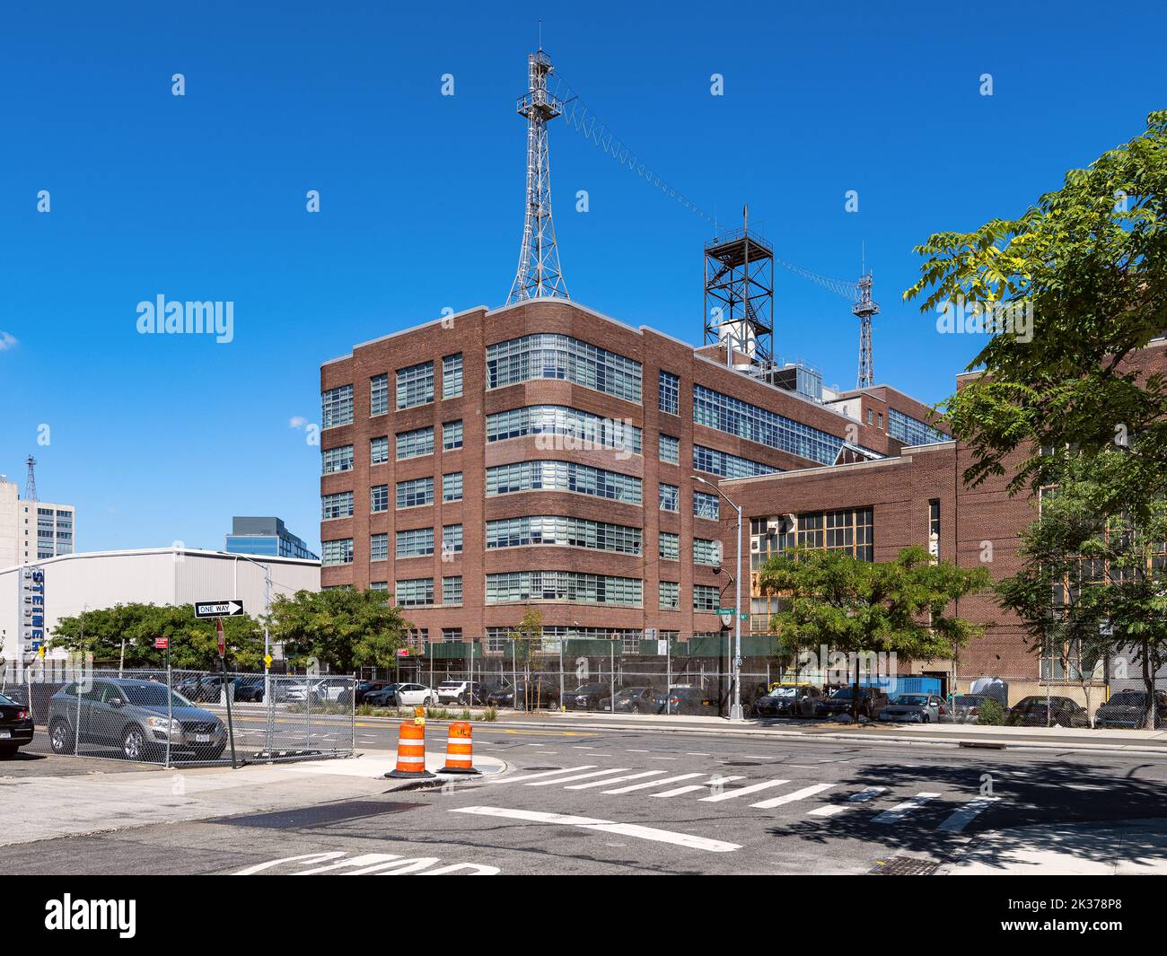 Edificios industriales cerca de Brooklyn Navy Yard Foto de stock