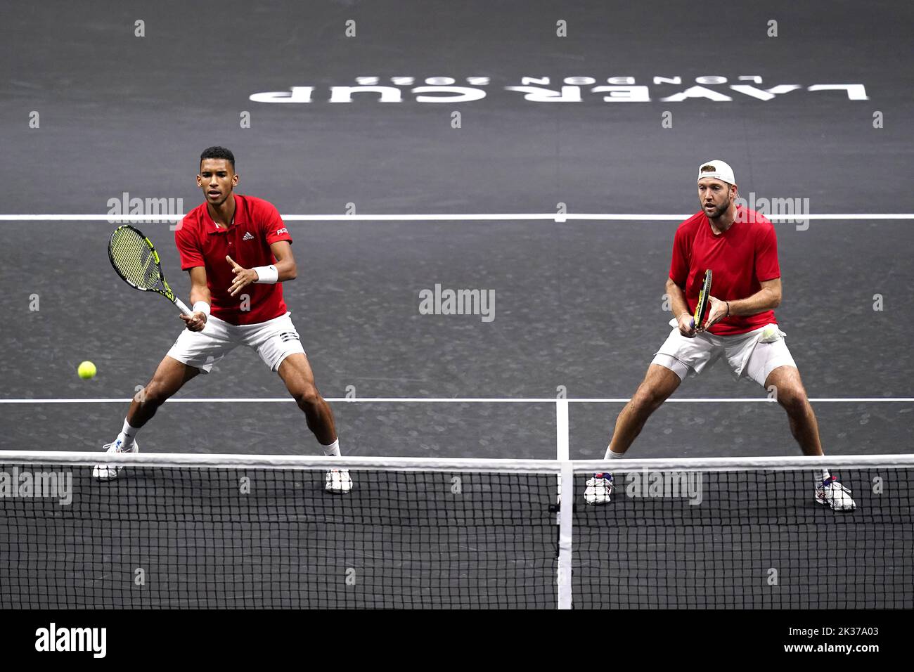 Felix Auger Aliassime (izquierda) y Jack Sock en acción contra Andy Murray y Matteo Berrettini en el partido de dobles en el tercer día de la Copa Laver en el O2 Arena, Londres. Fecha de la foto: Domingo 25 de septiembre de 2022. Foto de stock