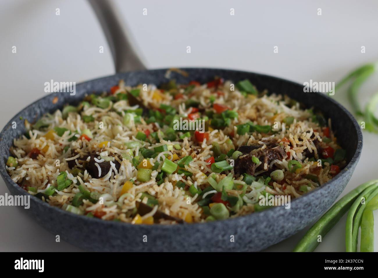 Carne las verduras de arroz en una cacerola. Arroz basmati cocido