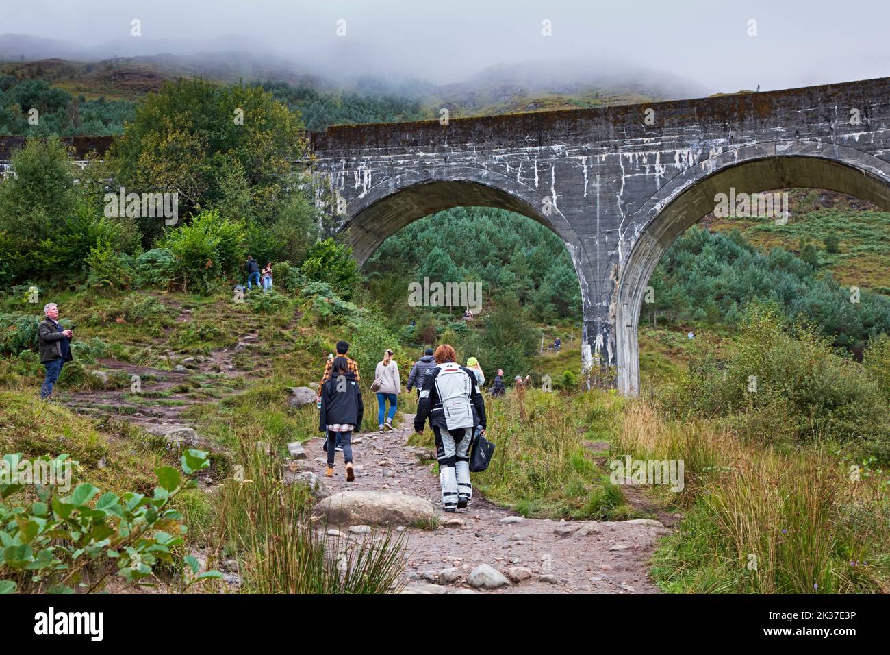 Los turistas se acercan al viaducto de Glenifinnan, Lochaber, Scottish Highlands, Escocia, Reino Unido Foto de stock