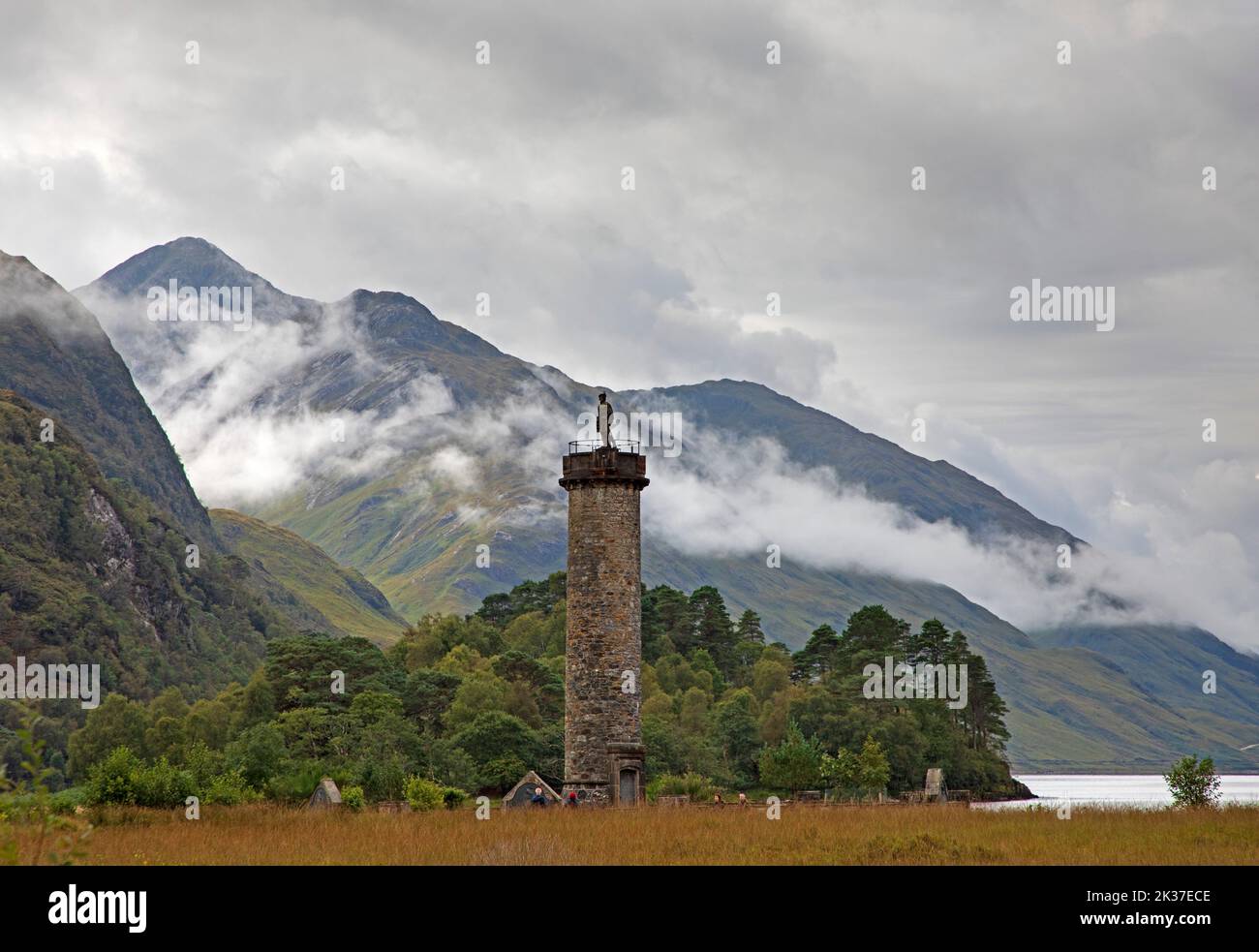 Monumento a Glenifinnan, con niebla en las montañas detrás, Lochaber, Scottish Highlands, Escocia, Reino Unido Foto de stock