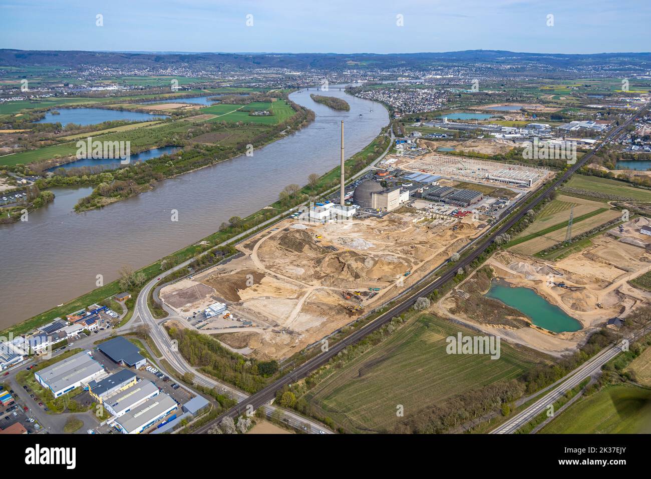 Vista aérea, central nuclear KKW Mülheim-Kärlich en el río Rin con trabajos de deconstrucción y demolición, antigua central nuclear, decommissi Foto de stock