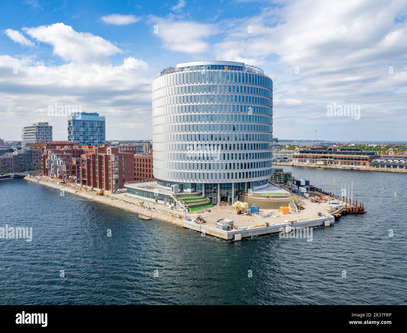 Impresionante edificio cilíndrico Punta de Redmolen en la entrada del puerto de Copenhague en Dinamarca Foto de stock