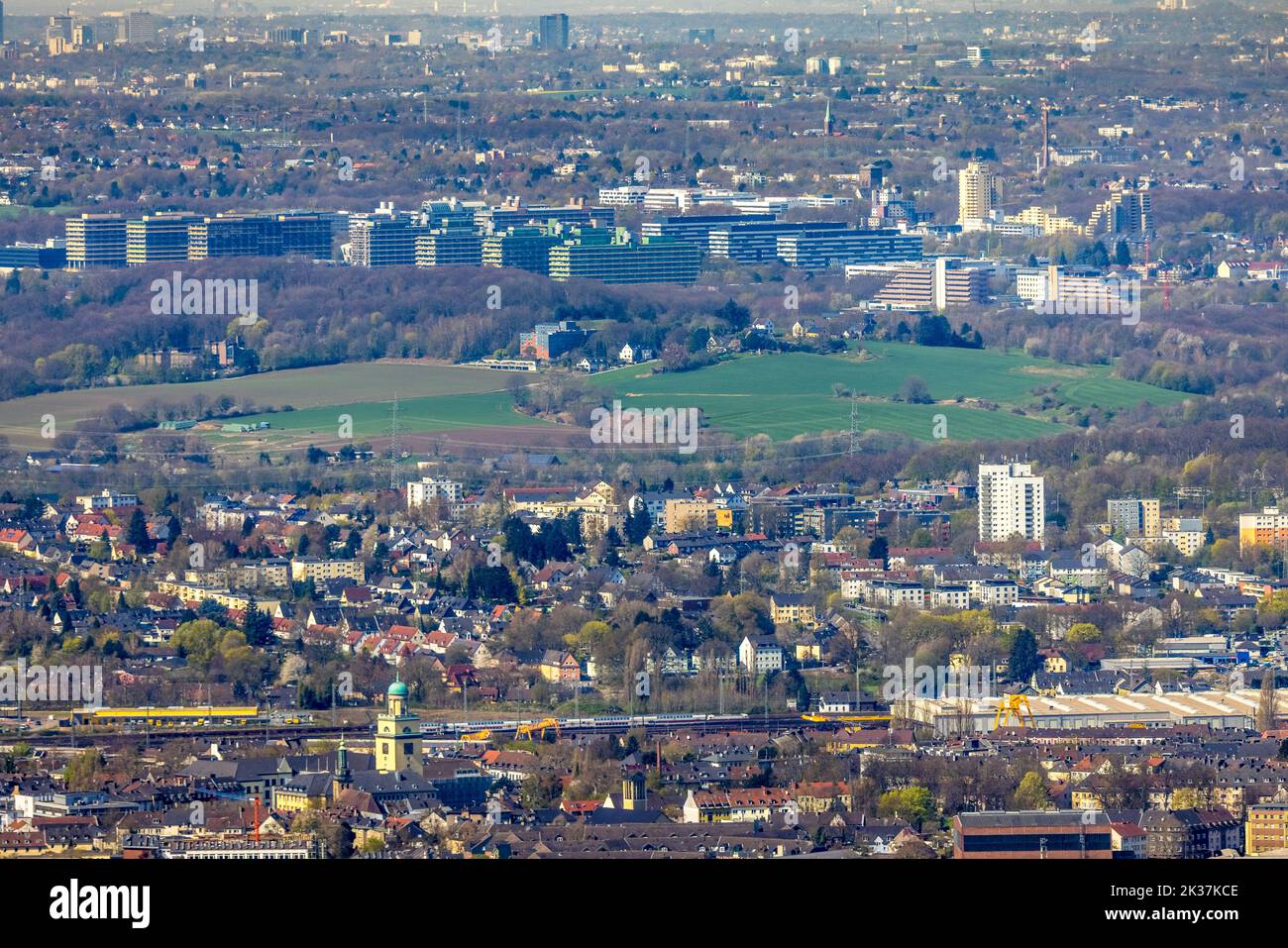 Vista aérea, el ayuntamiento de Witten y de Essen en una foto, la buena vista distante dejar que los 25 km se derritan juntos, vista del centro de la ciudad con el ayuntamiento an Foto de stock