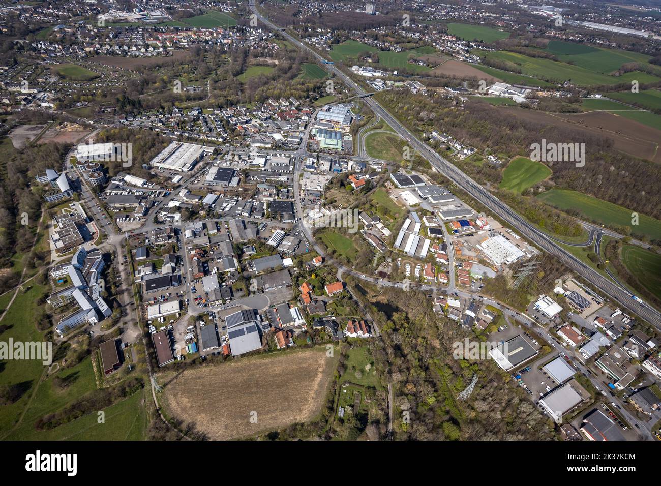 Vista aérea, parque industrial Liegnizer Straße en la autopista A44, Universidad Witten Herdecke, Annen, Witten, área de Ruhr, Renania del Norte-Westfalia, Germa Foto de stock