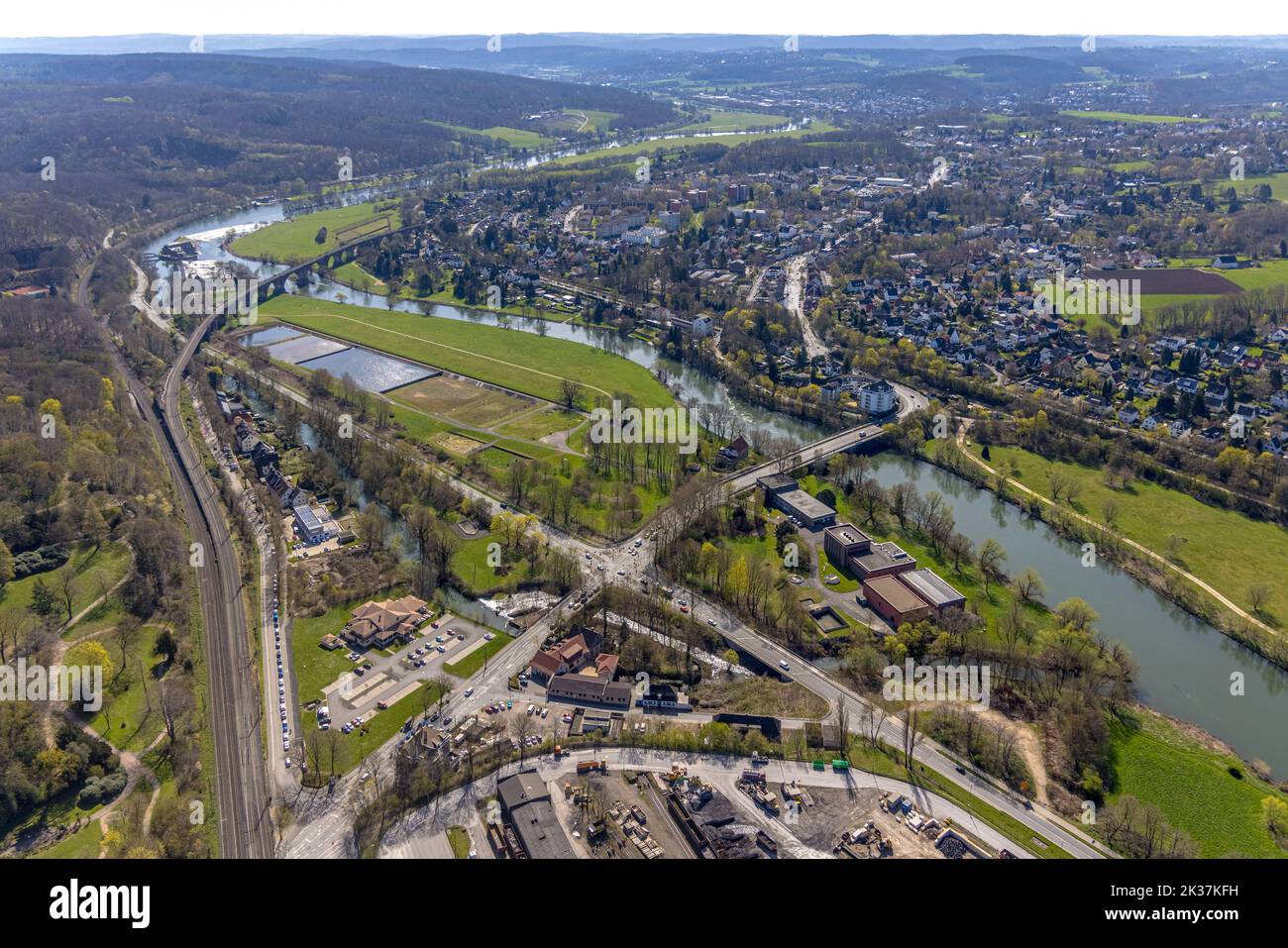 Vista aérea, intersección Ruhrstraße, dique Wetterstraße y Ruhr, obras de agua de Verbund Witten y puente Ruhr, río Ruhr con viaducto de Ruhr Witten, vista Foto de stock