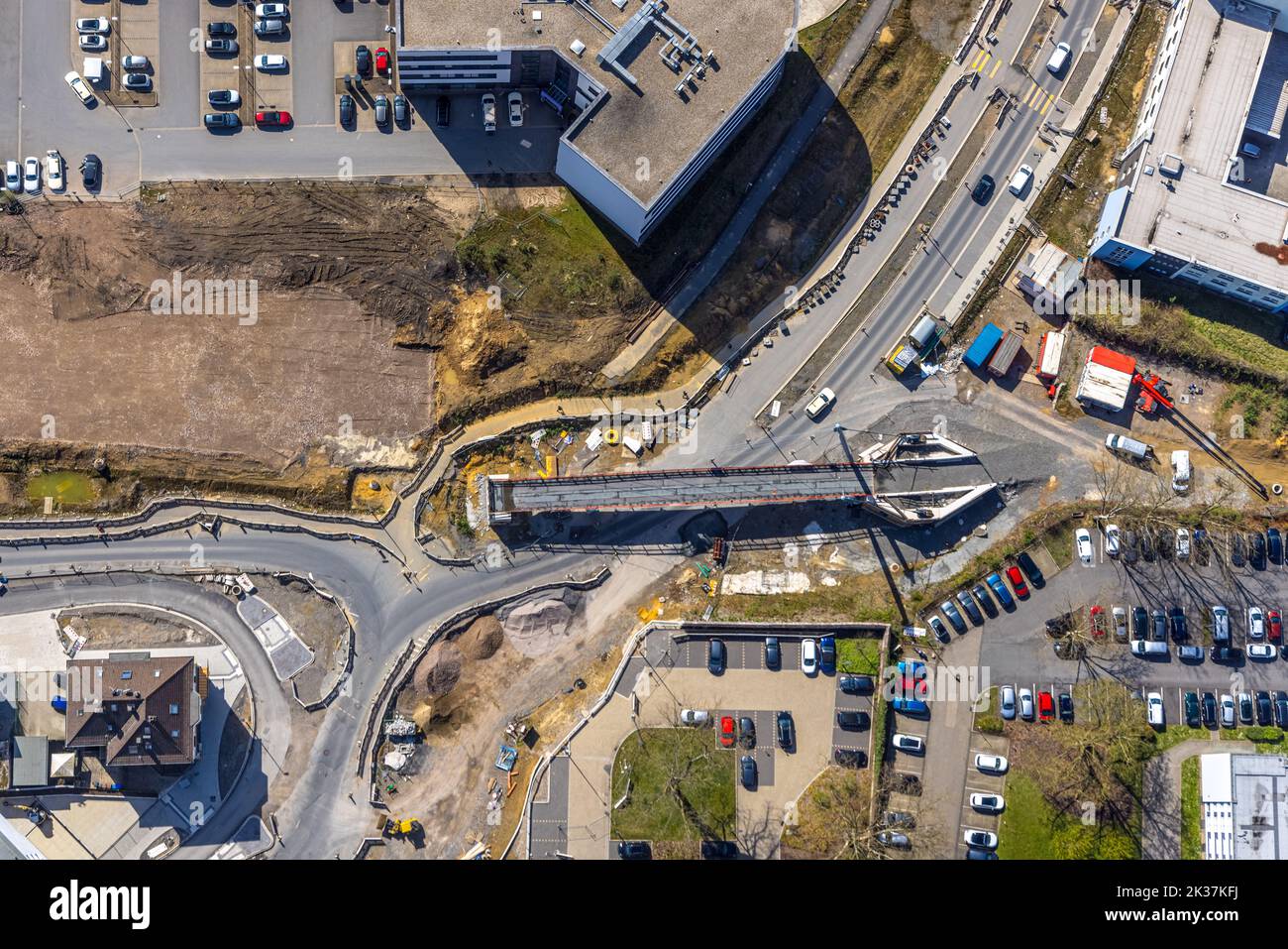 Vista aérea, sitio de construcción y reurbanización de Pferdebachstraße con la nueva construcción del puente carril bici Rheinischer Esel, Witten, Ruhr son Foto de stock