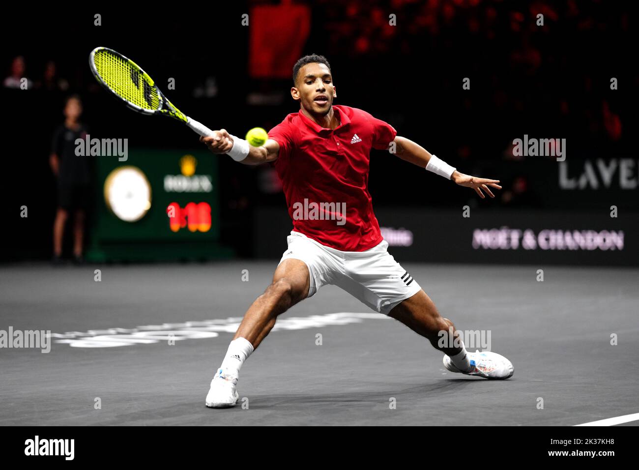 Felix Auger Aliassime en acción contra Novak Djokovic en el partido de individuales en el tercer día de la Copa Laver en el O2 Arena, Londres. Fecha de la foto: Domingo 25 de septiembre de 2022. Foto de stock
