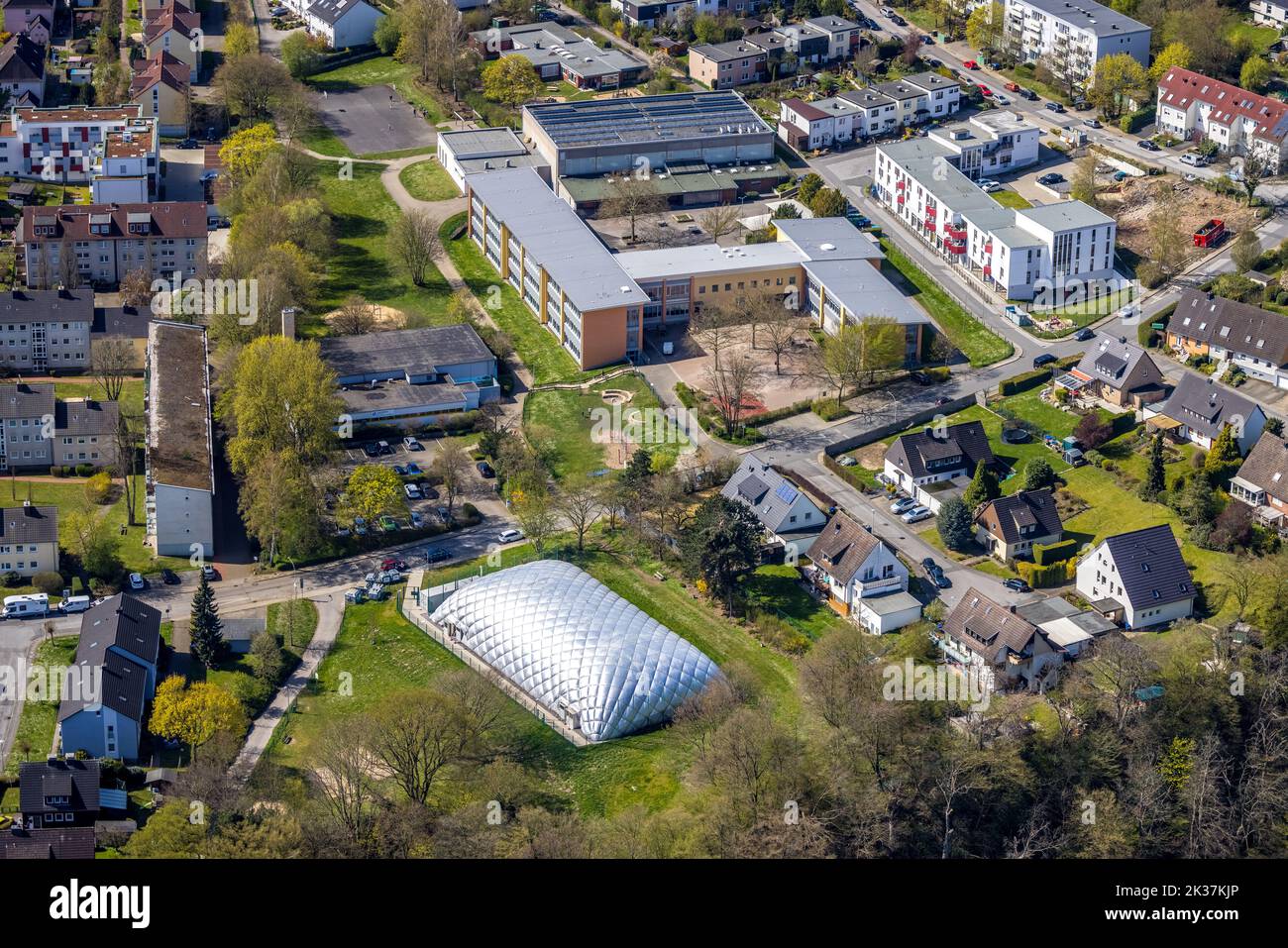 Vista aérea, escuela primaria Vormholz y airdome para uso como sala de deportes, Vormholz, Witten, área de Ruhr, Renania del Norte-Westfalia, Alemania, Educación, E Foto de stock