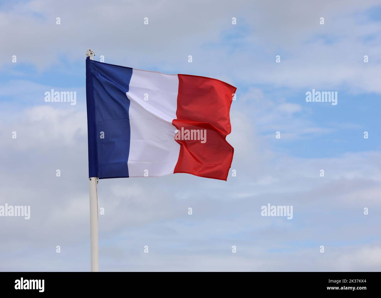 La Gran Bandera Francesa ondulaba en el cielo azul sin gente Foto de stock