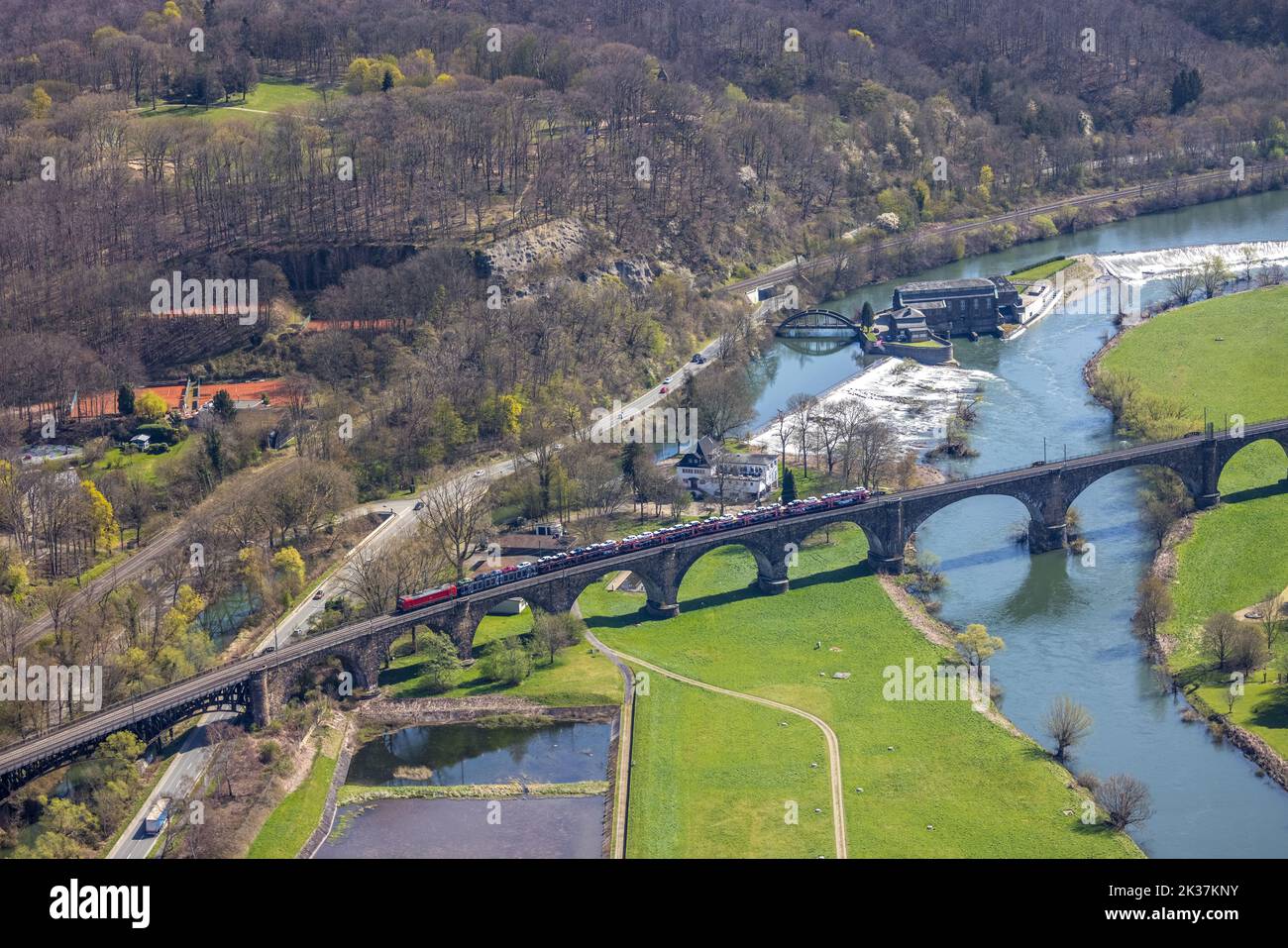 Vista aérea, viaducto de Ruhr con tren de carga y central