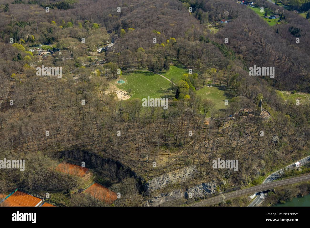 Vista aérea, área de bosque Hohenstein con monumento de montaña, césped y parque infantil, zoo de mascotas y hotel con parque, Witten, área de Ruhr, Rin del Norte Foto de stock