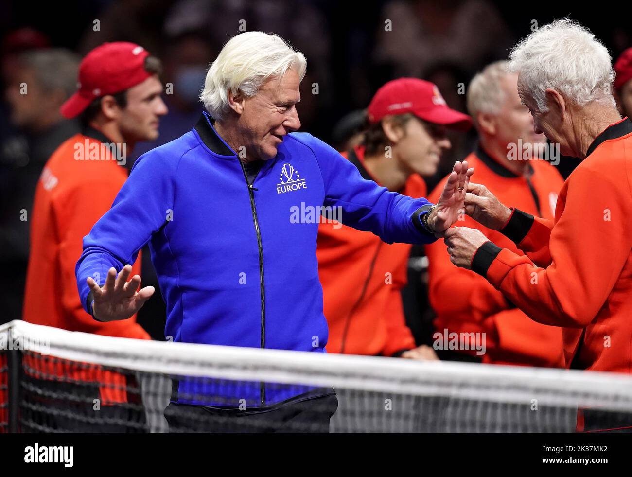 El capitán del equipo de Europa Bjorn Borg (izquierda) y el capitán del equipo mundial John McEnroe en el tercer día de la Copa Laver en el O2 Arena, Londres. Fecha de la foto: Domingo 25 de septiembre de 2022. Foto de stock