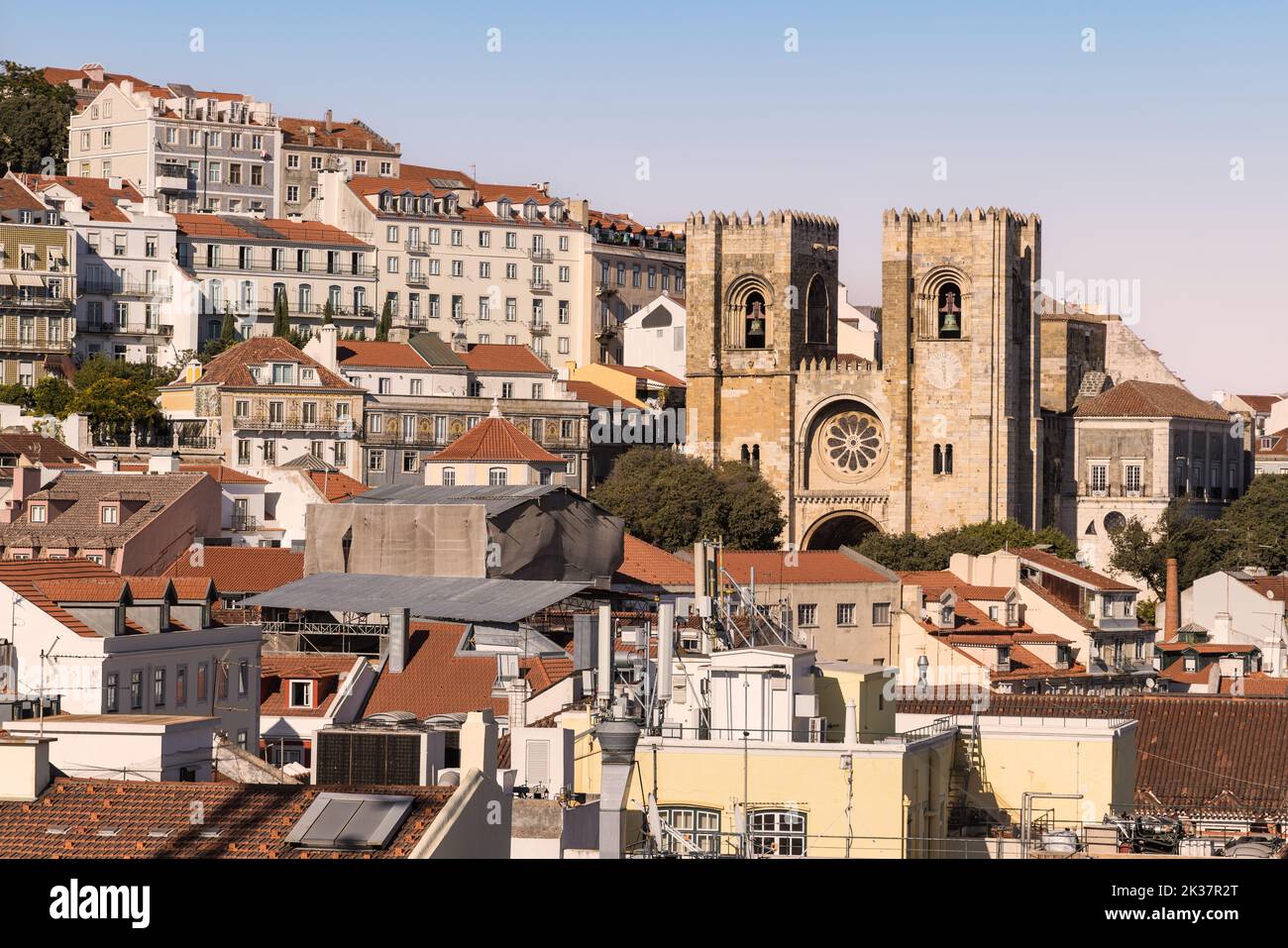 Lisboa, capital de Portugal. Paisaje urbano con la Catedral de Lisboa, el Sé de Lisboa. Vista desde la azotea sobre el centro histórico de Lisboa en la hora dorada de la puesta de sol. Foto de stock
