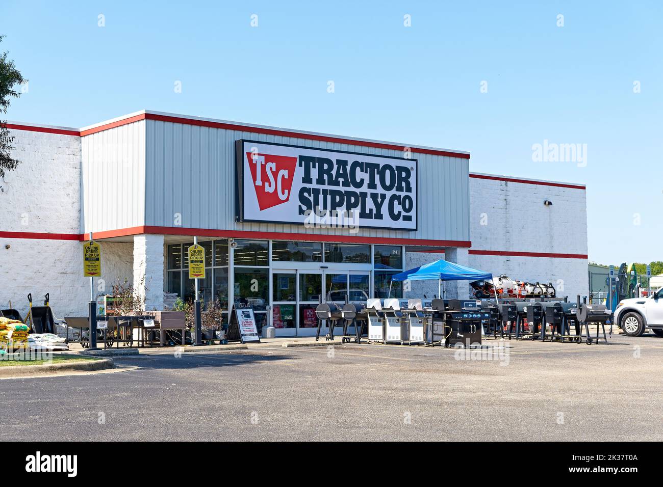 La entrada exterior de la tienda de suministros de la granja y rancho Tractor Supply Company en Montgomery Alabama, EE.UU. Foto de stock