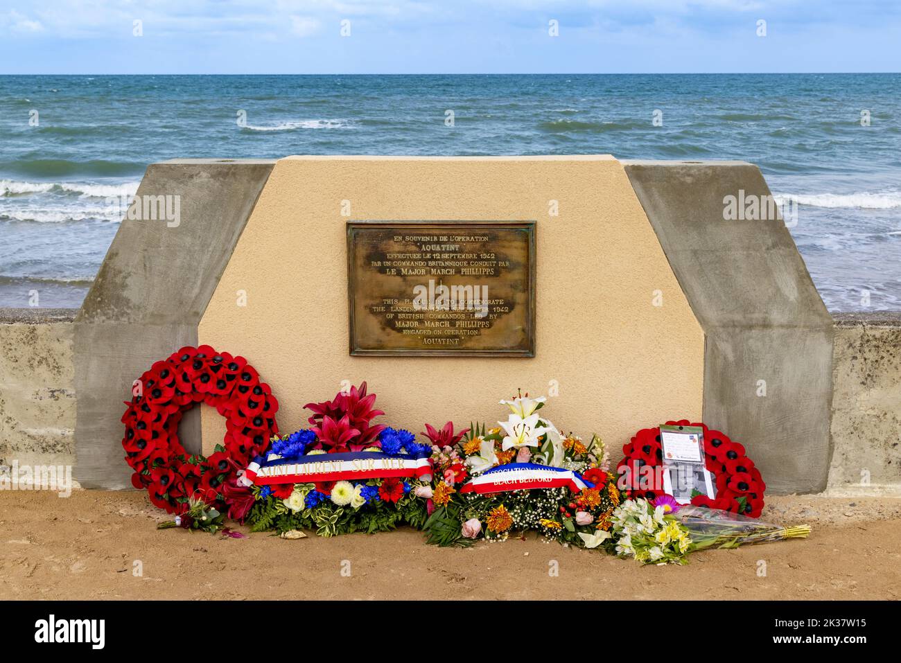 Memorial y placa conmemorativa de la Operación Aquatint, 1942 de septiembre en Omaha Beach, Vierville-sur-Mer, Calvados, Normandía, Francia. Foto de stock