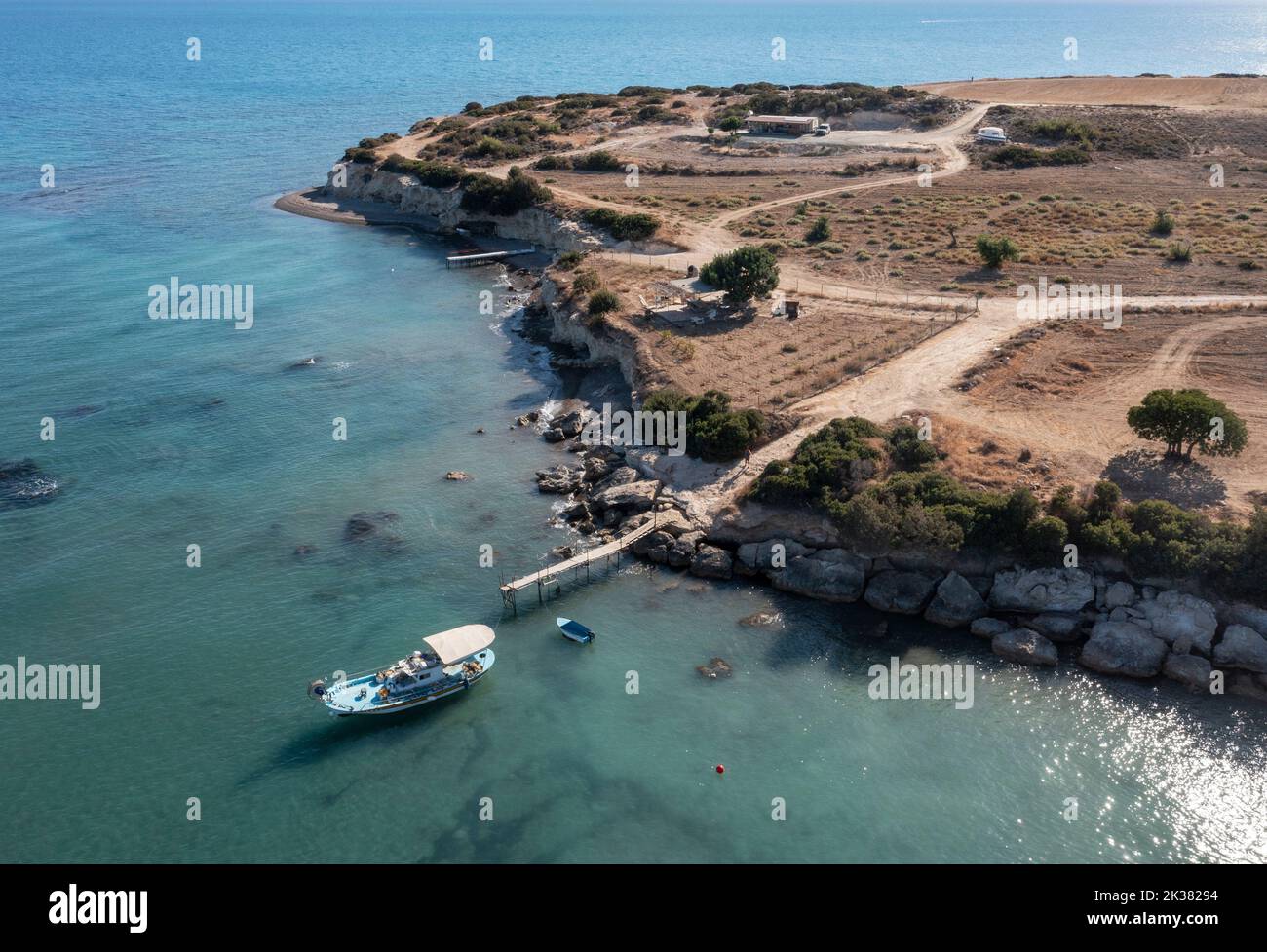 Vista aérea de un barco de pesca amarrado en la bahía de Avdimou, distrito de Limassol en Chipre. Foto de stock