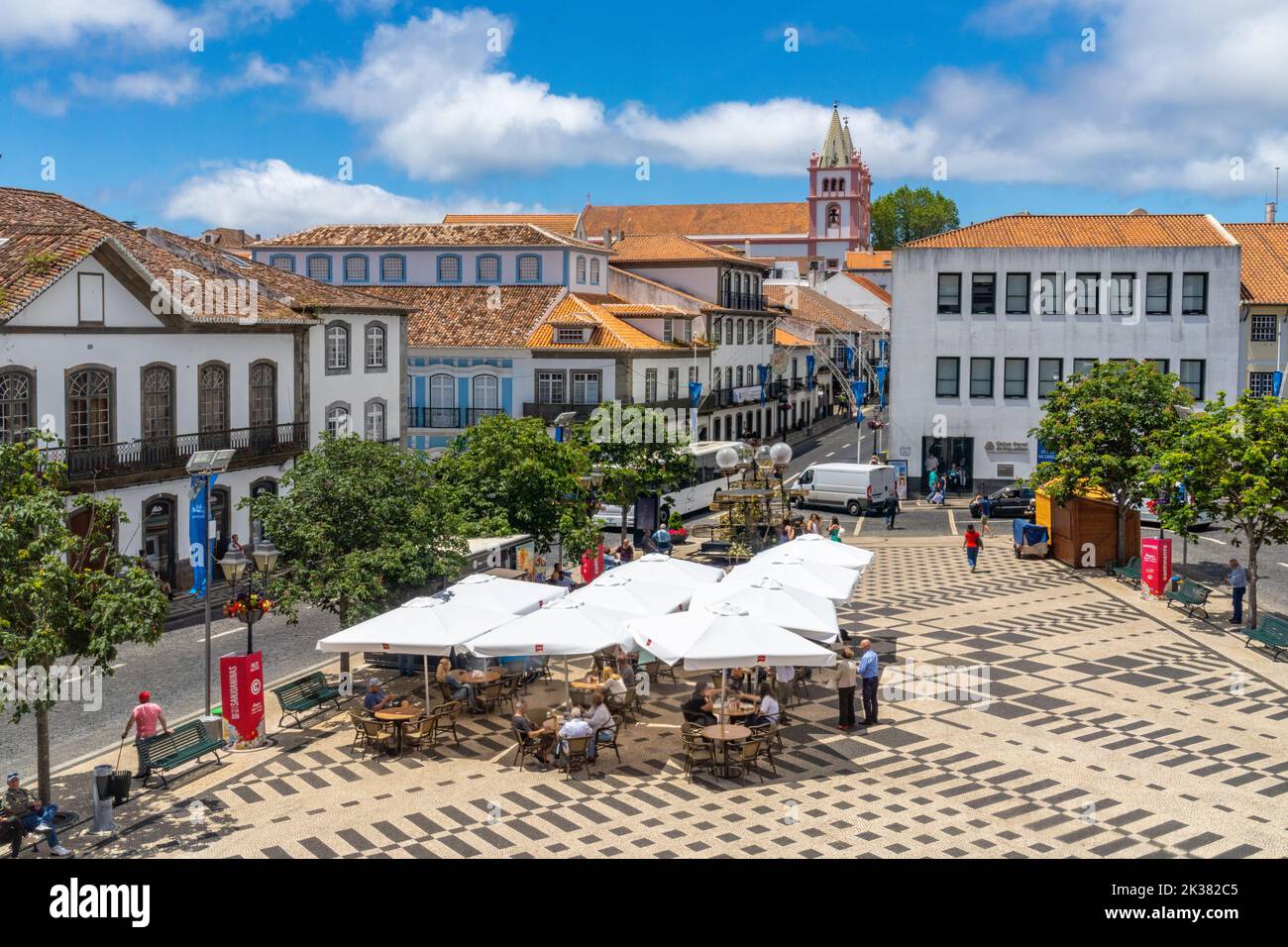 La plaza central conocida como la Praça Velha con cafés al aire libre en el centro histórico de la ciudad de Angra do Heroismo, Isla Terceira, Azores, Portugal. Foto de stock