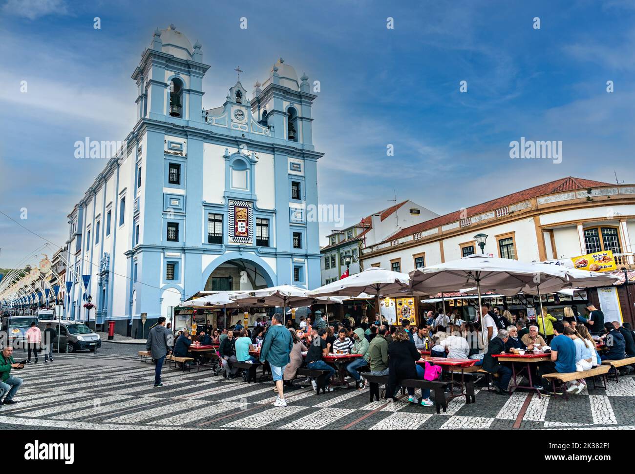 Cafeterías al aire libre a lo largo del paseo marítimo frente a la iglesia Igreja da Misericordia en el centro histórico de Angra do Heroismo, Isla Terceira, Azores, Portugal. Foto de stock