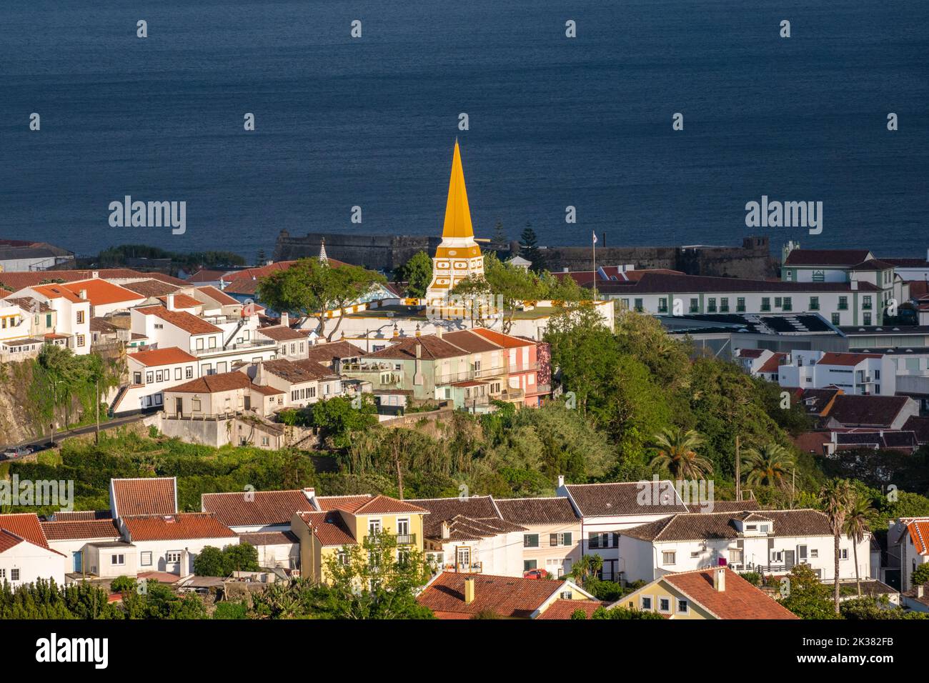 Outeiro da Memoria, un monumento erigido en honor del rey Pedro IV en 1846, domina el horizonte mirando hacia la bahía de Angra en Angra do Heroismo, isla de Terceira, Azores, Portugal. Foto de stock
