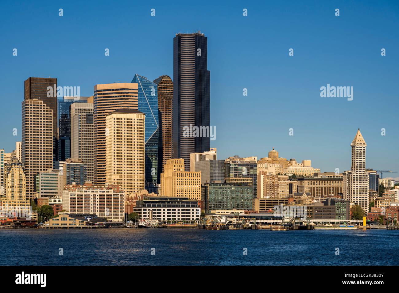 Perfil del centro de la ciudad y del paseo marítimo, Seattle, Washington, EE.UU. Foto de stock