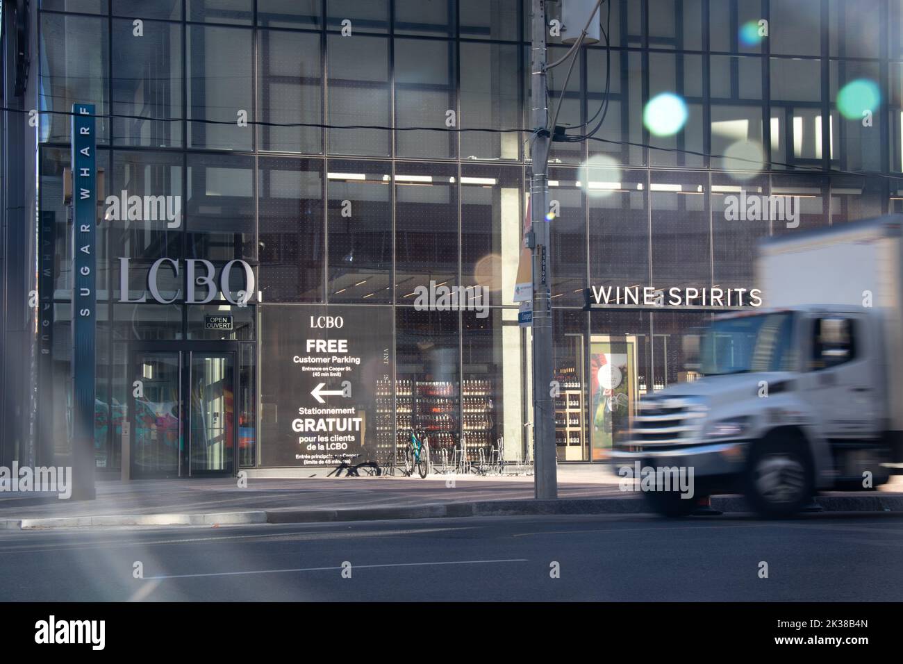 El sol brilla en una tienda LCBO, la Junta de Control de Licor de Ontario, en un día soleado en el centro de Toronto. Foto de stock