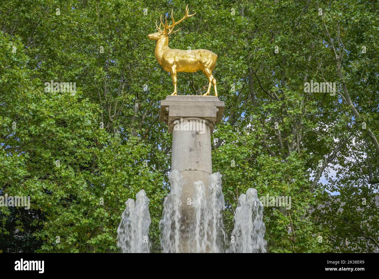 Brunnen Zum Goldenen Hirschen, Rudolph-Wilde-parque Stadtpark, Schöneberg, Tempelhof-Schöneberg, Berlín, Alemania Foto de stock