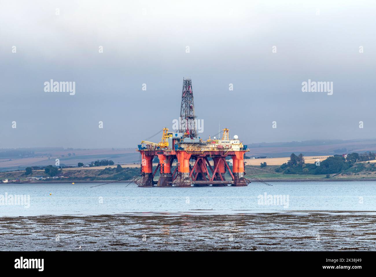 Plataforma petrolífera amarrada en el fiordo de Cromarty, nvergordon, Easter Ross, en Ross y Cromarty, Highland, Escocia, Reino Unido Foto de stock